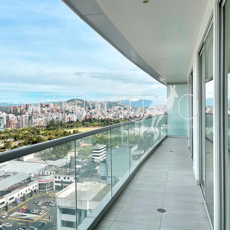 Vista panorámica desde la terraza del departamento en venta en La Carolina, Quito