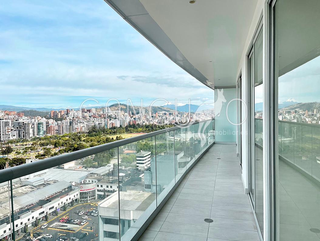 Vista panorámica desde la terraza del departamento en venta en La Carolina, Quito