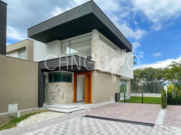 Casa moderna en venta Nayón