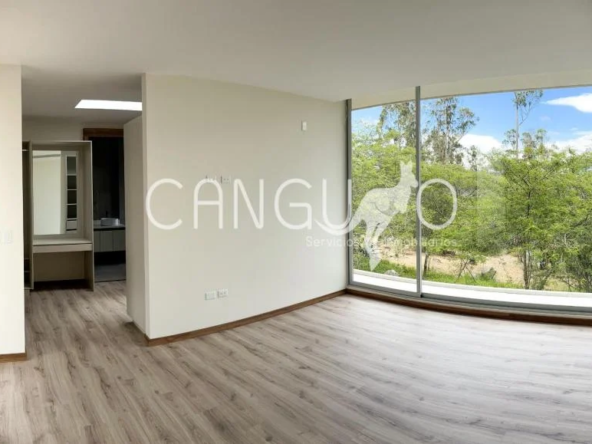 Casa moderna en venta Nayón Dormitorio Master con vista a la naturaleza