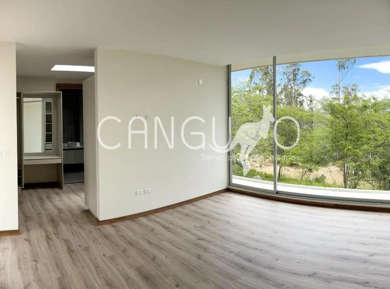 Casa moderna en venta Nayón Dormitorio Master con vista a la naturaleza