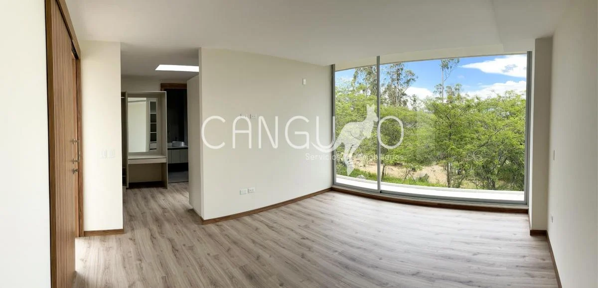 Casa moderna en venta Nayón Dormitorio Master con vista a la naturaleza