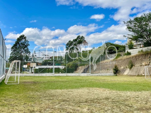 Casa moderna en venta Nayón cancha de futbol de césped natural