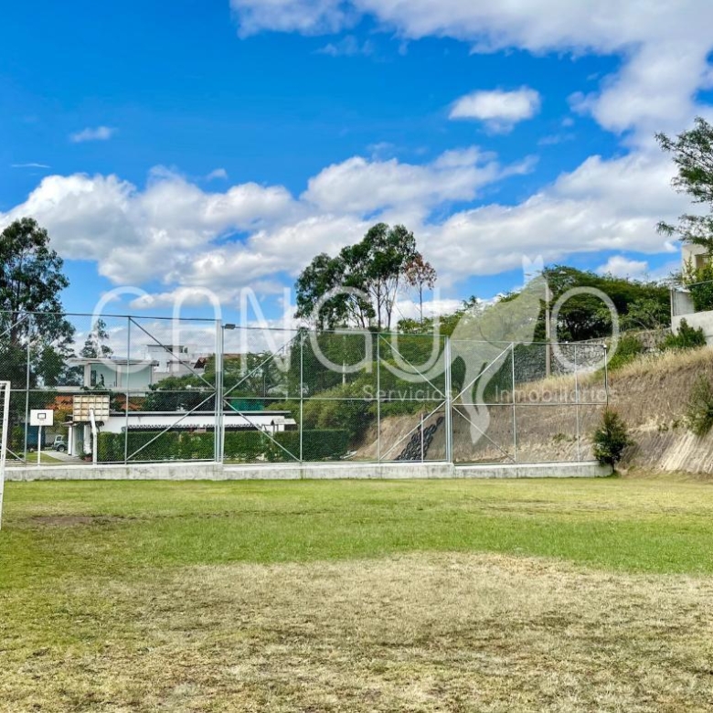 Casa moderna en venta Nayón cancha de futbol de césped natural