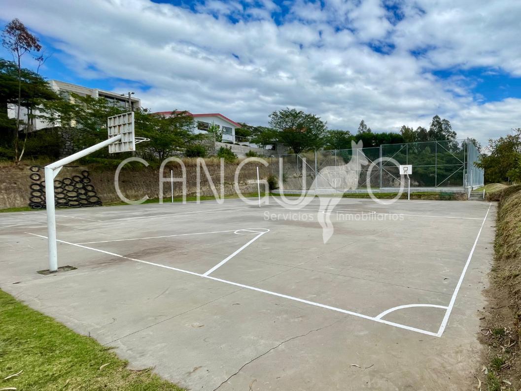 Casa moderna en venta Nayón cancha de basket