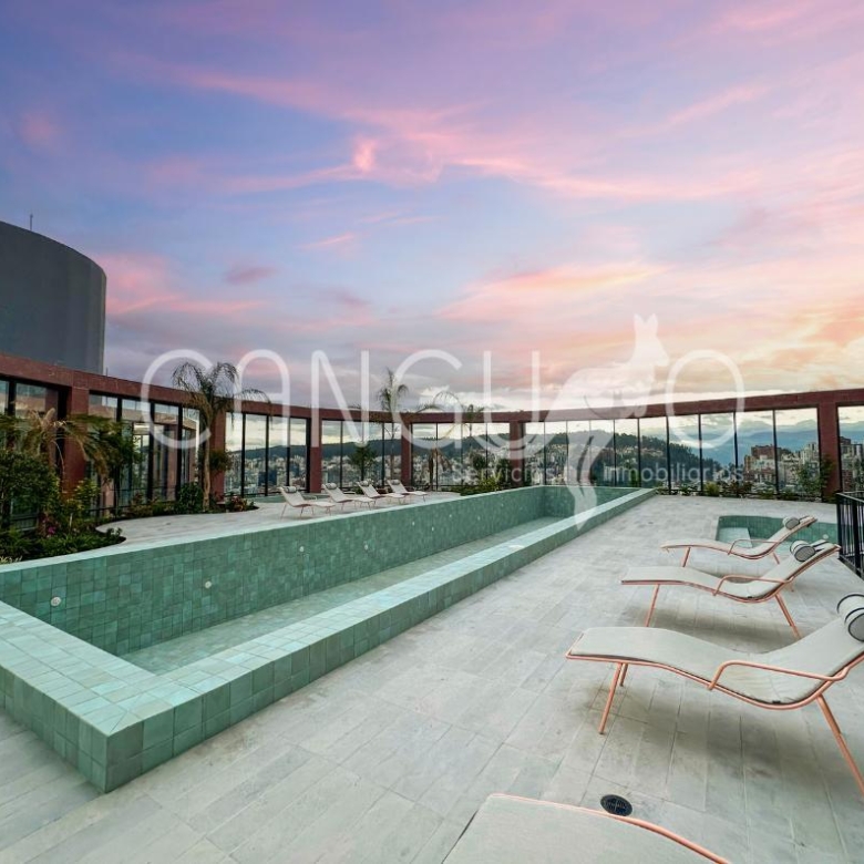 Piscina con vista en edificio de La Carolina, Quito