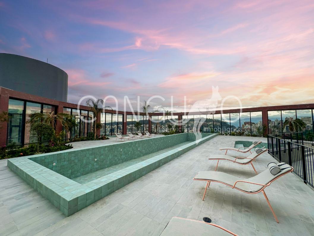 Piscina con vista en edificio de La Carolina, Quito