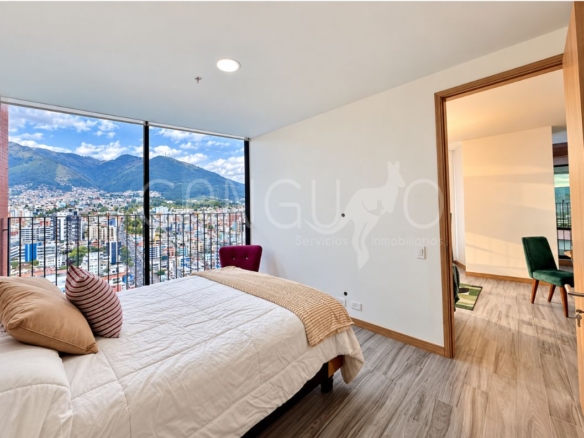 Dormitorio principal con vista a las montañas en departamento de 2 dormitorios en La Carolina