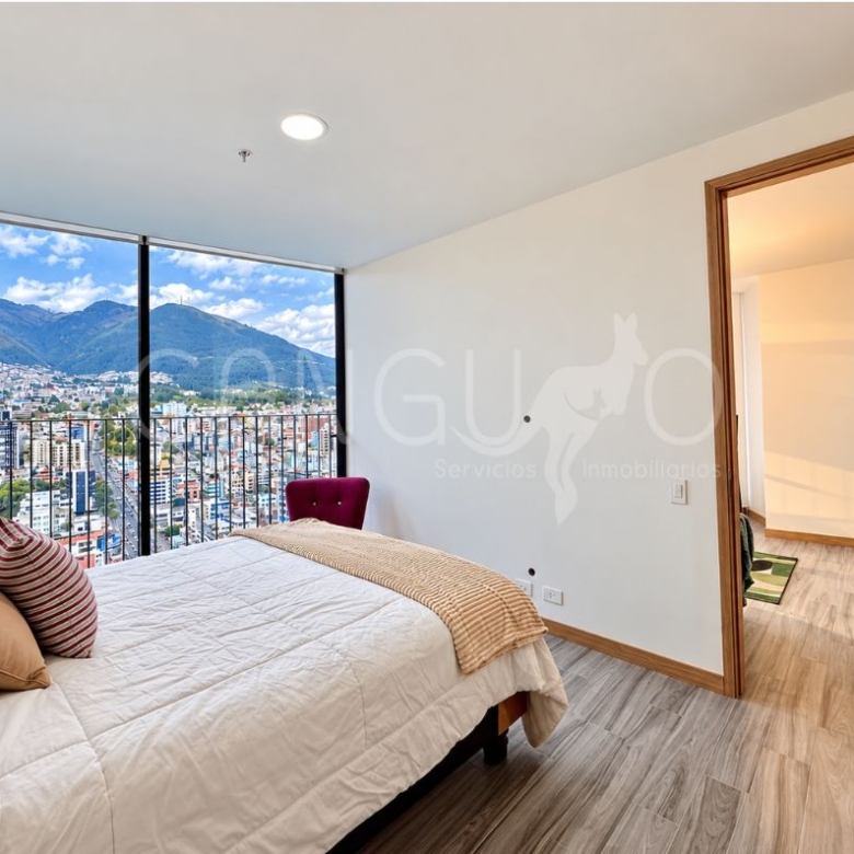 Dormitorio principal con vista a las montañas en departamento de 2 dormitorios en La Carolina