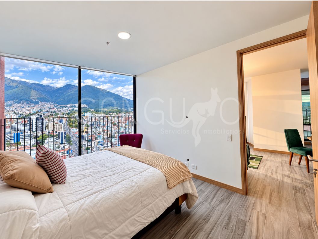 Dormitorio principal con vista a las montañas en departamento de 2 dormitorios en La Carolina