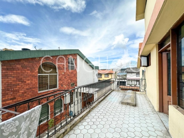 Balcón amplio del dormitorio principal con vista al patio de la casa en Rumipamba