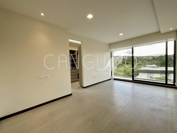 Dormitorio principal con walk-in closet y acceso a la terraza en la casa de renta en Nayón.