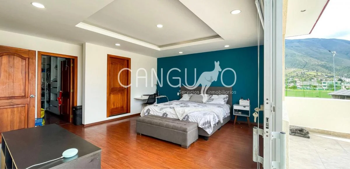 Dormitorio master con walk-in closet y acceso exclusivo a terraza privada en la casa de venta en Pusuquí.