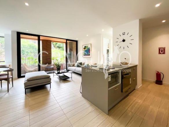 Vista de la cocina americana con mesones de granito en el departamento de 2 dormitorios en Cumbayá.