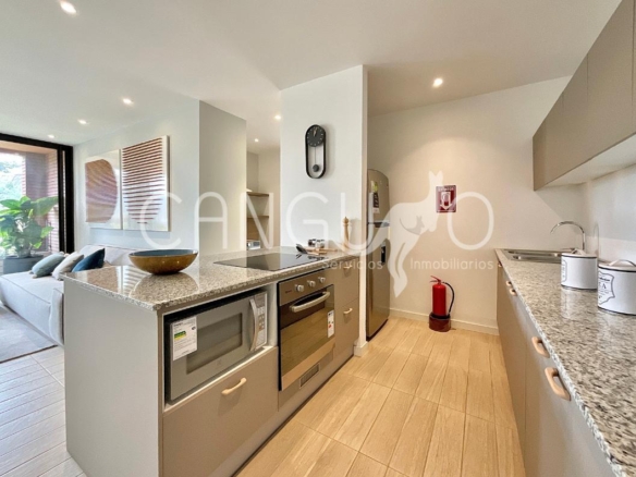 Vista de la cocina americana con mesones de granito en el departamento de 2 dormitorios en Cumbayá.