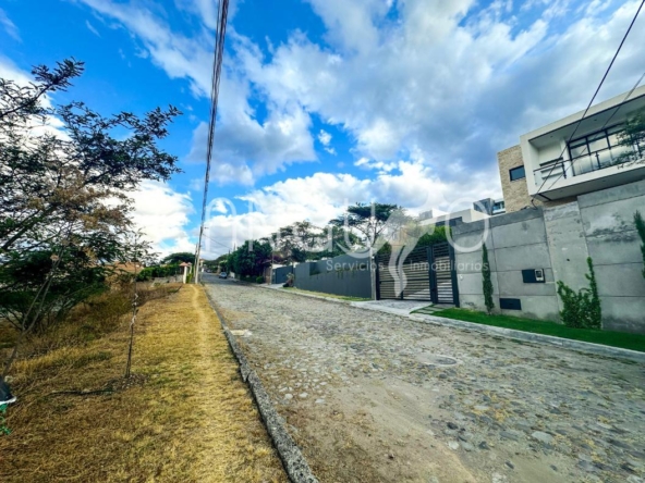 Vista del terreno con su frente de 81,38 m en la Urbanización Algarrobos de la Viña.