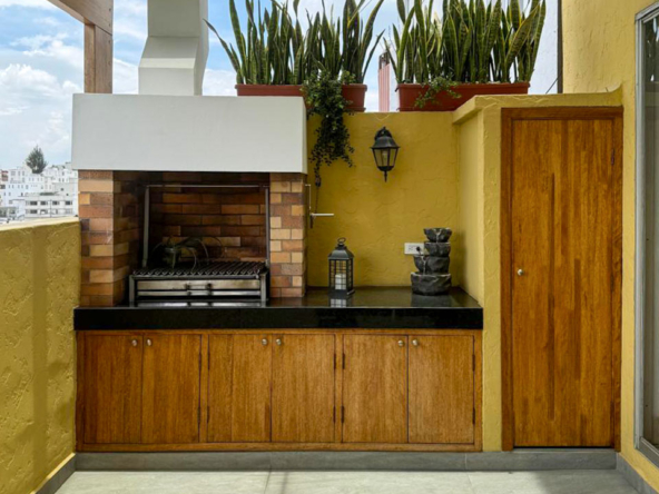 Patio con pérgola y BBQ de acero inoxidable en la casa de venta en Amagasí del Inca.