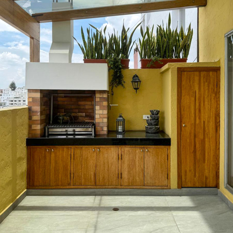 Patio con pérgola y BBQ de acero inoxidable en la casa de venta en Amagasí del Inca.