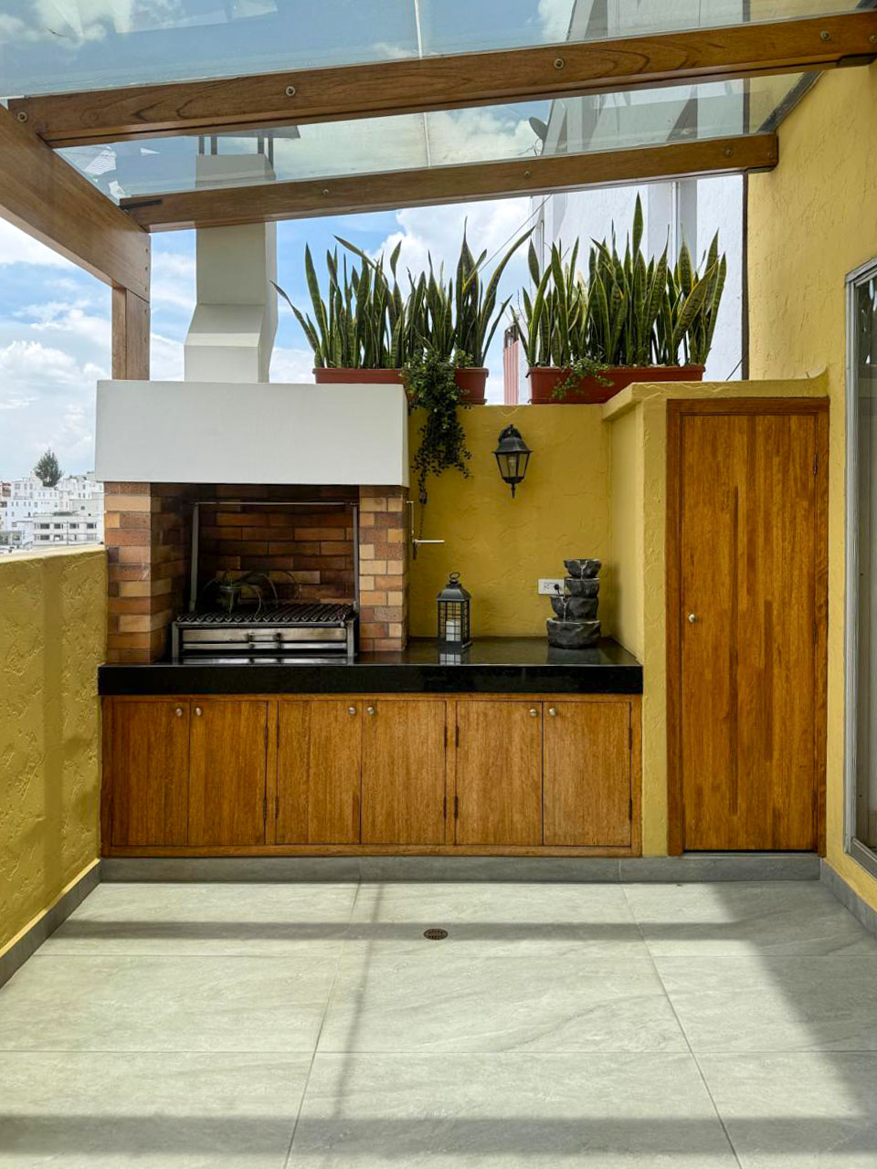 Patio con pérgola y BBQ de acero inoxidable en la casa de venta en Amagasí del Inca.