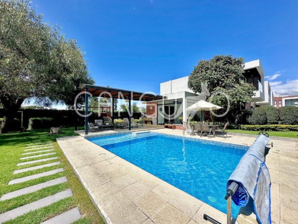 Piscina comunal en conjunto residencial de casa de arriendo en Puembo
