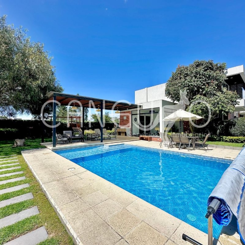 Piscina comunal en conjunto residencial de casa de arriendo en Puembo