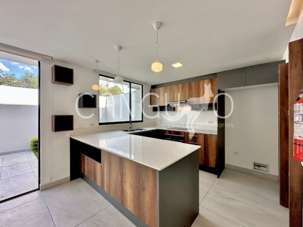 Casa de arriendo en Puembo con jardín y área de patio, ideal para familias