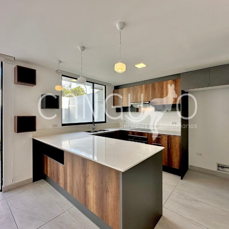 Casa de arriendo en Puembo con jardín y área de patio, ideal para familias