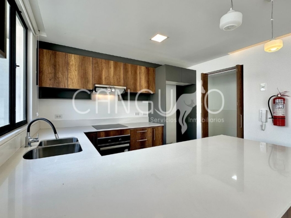 Cocina americana con mesones de cuarzo en casa de arriendo en Puembo