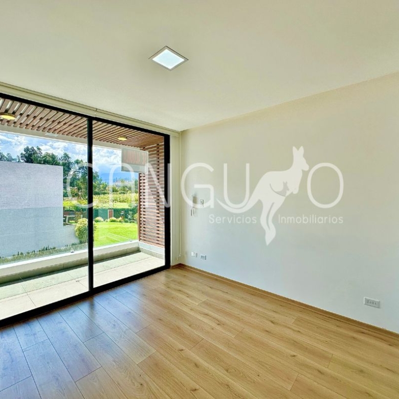 Dormitorio master con terraza privada en casa de arriendo en Puembo.