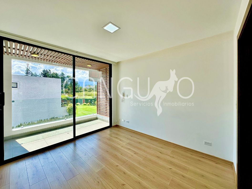 Dormitorio master con terraza privada en casa de arriendo en Puembo.