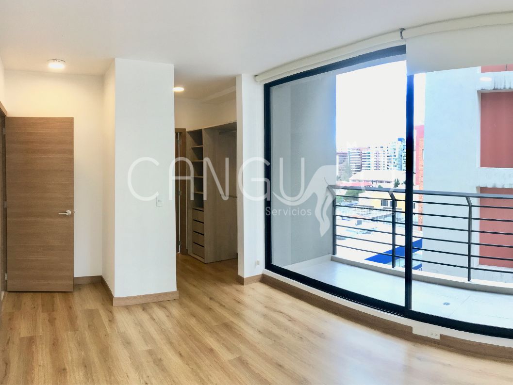 Dormitorio principal con walk-in closet y terraza