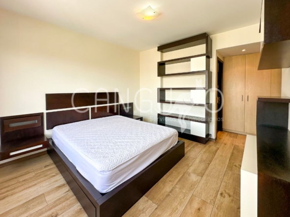 Dormitorio principal con cama matrimonial y baño privado