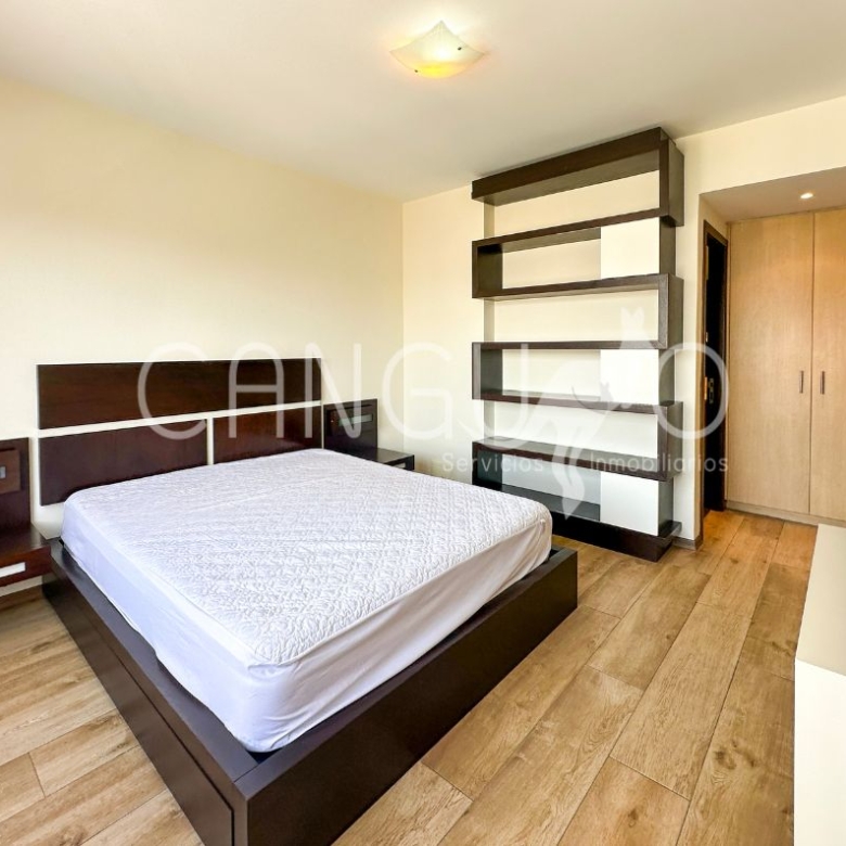 Dormitorio principal con cama matrimonial y baño privado