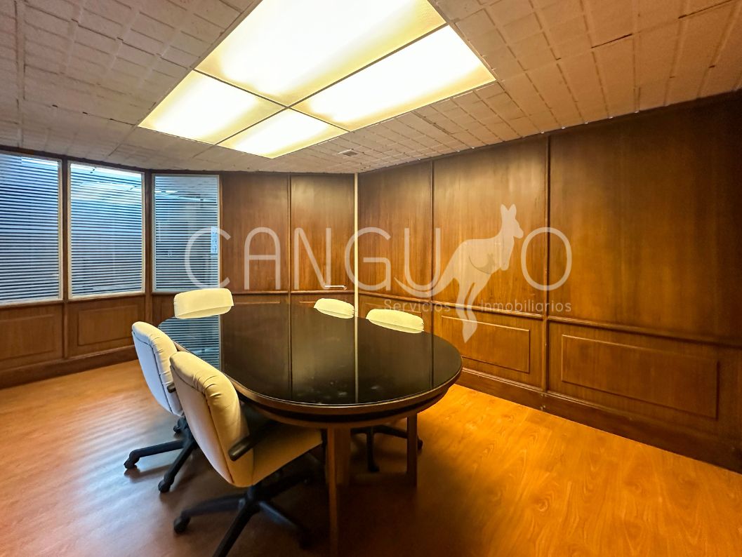 Sala de reuniones equipada en edificio corporativo.