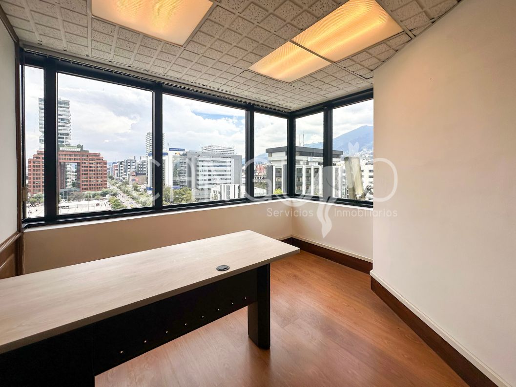 Oficinas individuales con mobiliario incluido.