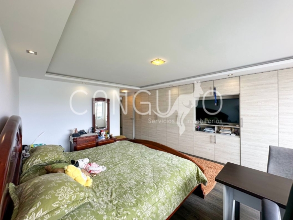 Dormitorio con baño privado y buena iluminación.