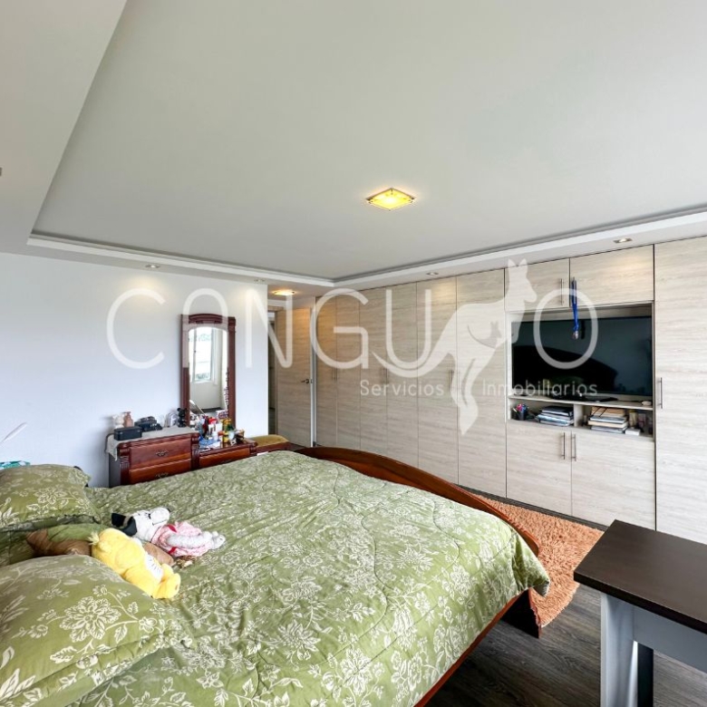 Dormitorio con baño privado y buena iluminación.