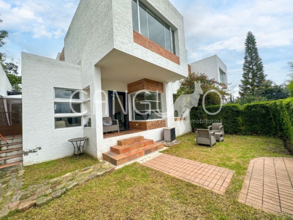 Fachada frontal de casa remodelada con jardín en Tumbaco