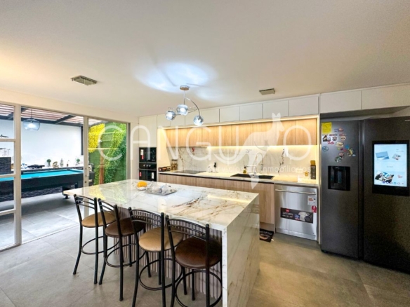 Cocina americana moderna con mesones de cuarzo.