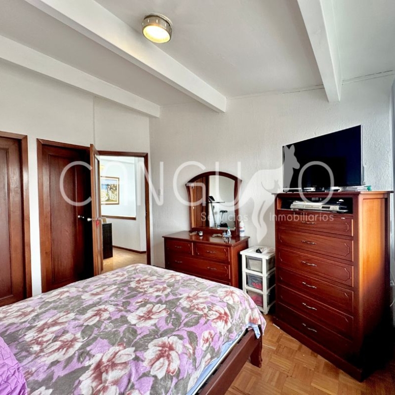 Dormitorio principal con buena ventilación en casa en venta Quito