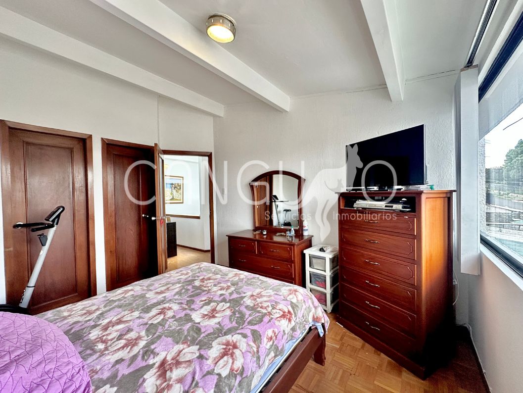 Dormitorio principal con buena ventilación en casa en venta Quito