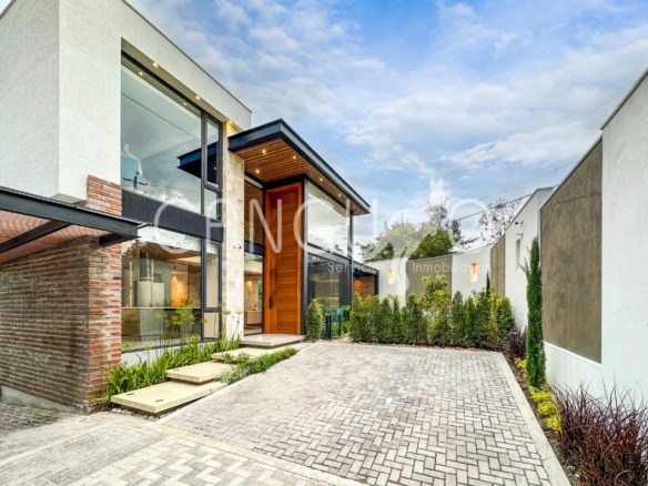 Fachada frontal Casa personalizable de Venta en Nayón