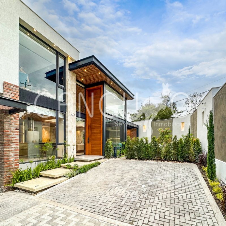 Fachada frontal Casa personalizable de Venta en Nayón