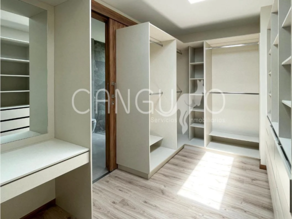 Walk in closet Casa personalizable de Venta en Nayón