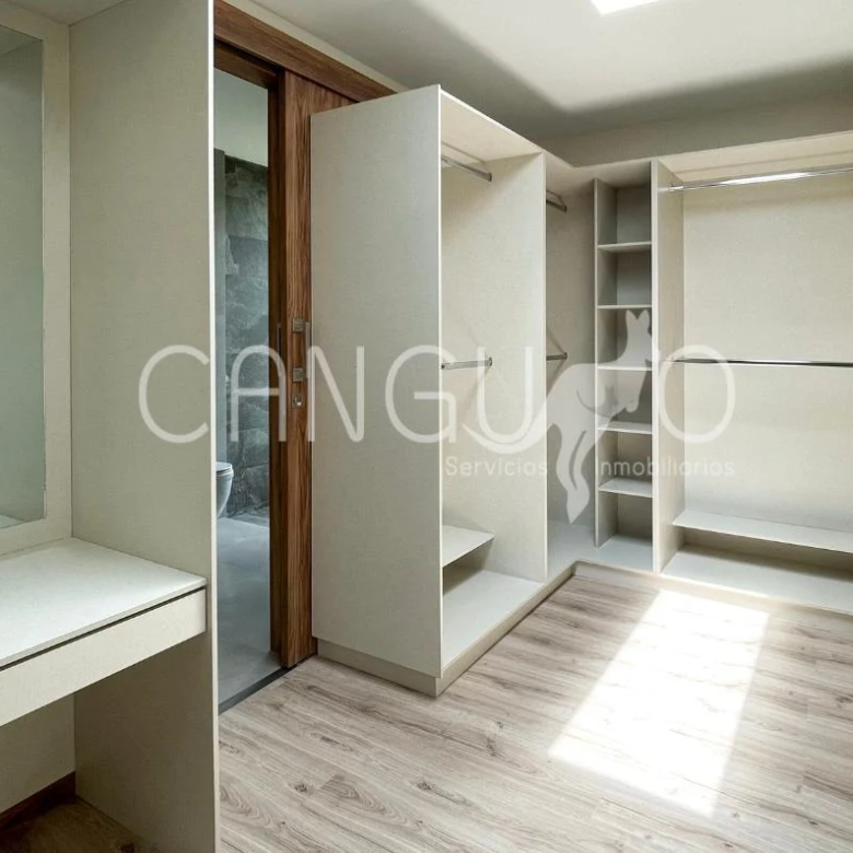 Walk in closet Casa personalizable de Venta en Nayón