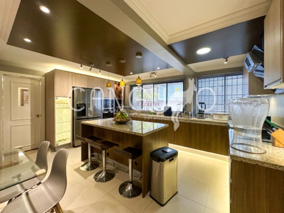 Cocina espaciosa con comedor de diario y acabados modernos