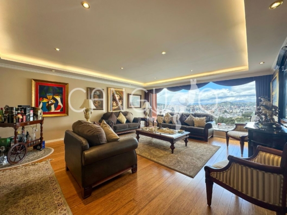 Amplia sala principal con ventanales y excelente iluminación natural