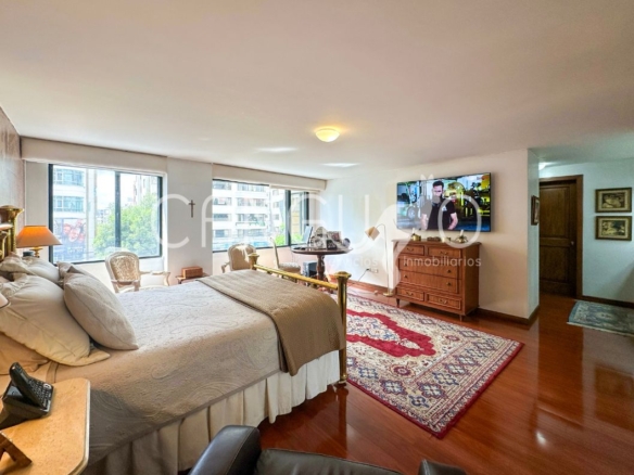 Dormitorio principal con walk-in closet y baño privado