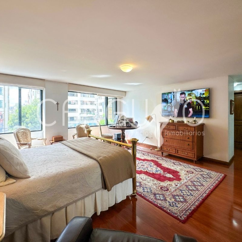 Dormitorio principal con walk-in closet y baño privado