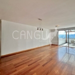 Sala comedor con salida a terraza con pérgola